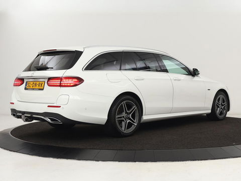 Mercedes-Benz E-Klasse 300e AMG | Trekhaak | Stoelverwarming | Camera | Carplay | Leder/Alcantara | Navigatie | Widescreen | Full LED | Sfeerverlichting | PHEV | Plug In