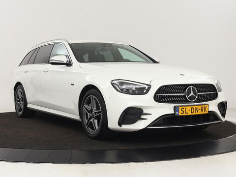 Mercedes-Benz E-Klasse 300e AMG | Trekhaak | Stoelverwarming | Camera | Carplay | Leder/Alcantara | Navigatie | Widescreen | Full LED | Sfeerverlichting | PHEV | Plug In
