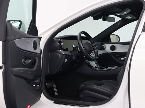 Mercedes-Benz E-Klasse 300e AMG | Trekhaak | Stoelverwarming | Camera | Carplay | Leder/Alcantara | Navigatie | Widescreen | Full LED | Sfeerverlichting | PHEV | Plug In