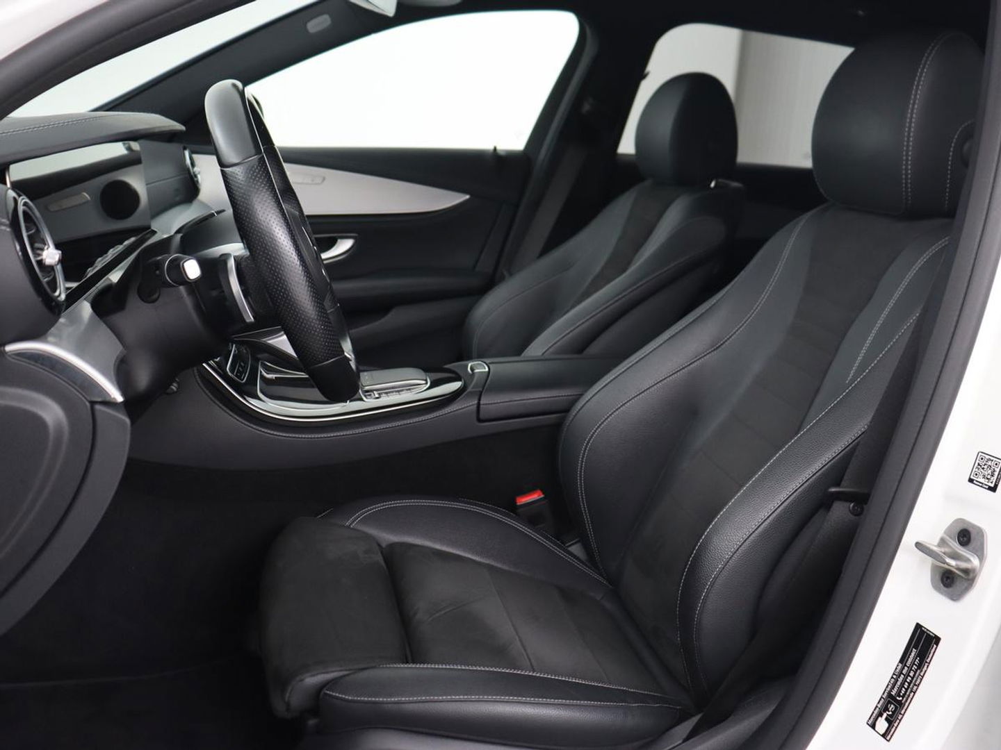 Mercedes-Benz E-Klasse 300e AMG | Trekhaak | Stoelverwarming | Camera | Carplay | Leder/Alcantara | Navigatie | Widescreen | Full LED | Sfeerverlichting | PHEV | Plug In