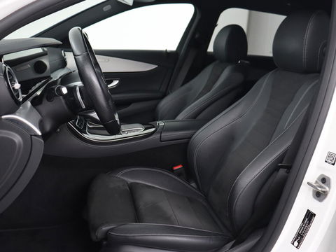 Mercedes-Benz E-Klasse 300e AMG | Trekhaak | Stoelverwarming | Camera | Carplay | Leder/Alcantara | Navigatie | Widescreen | Full LED | Sfeerverlichting | PHEV | Plug In