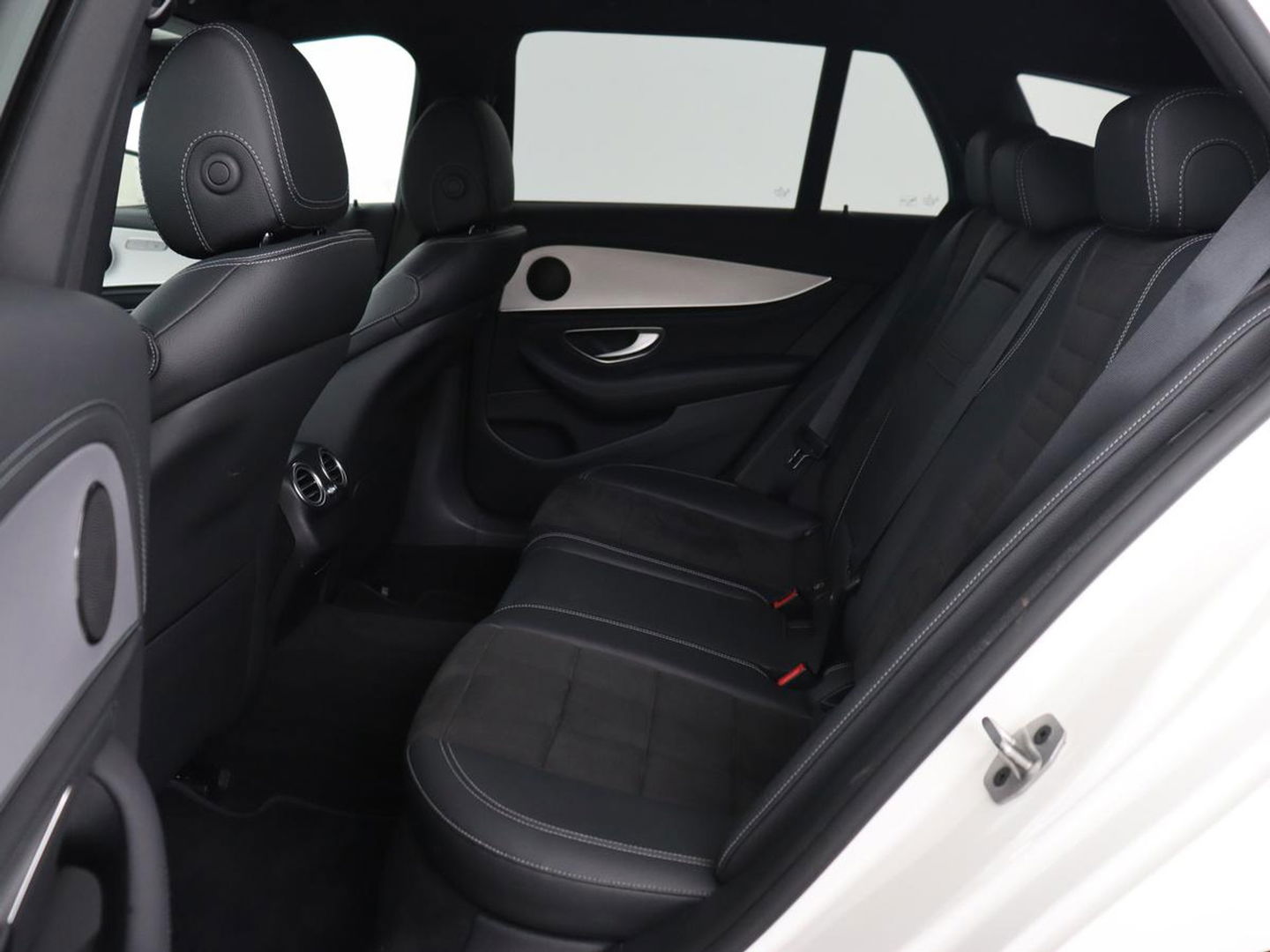 Mercedes-Benz E-Klasse 300e AMG | Trekhaak | Stoelverwarming | Camera | Carplay | Leder/Alcantara | Navigatie | Widescreen | Full LED | Sfeerverlichting | PHEV | Plug In