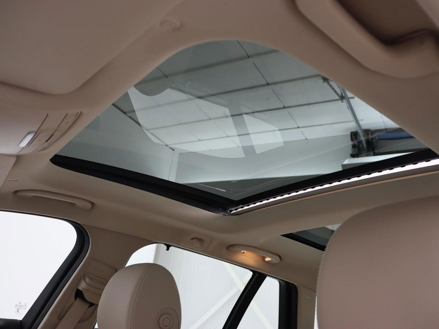 Mercedes-Benz C-Klasse 300e Avantgarde Luxury | Panoramadak | Luchtvering | Burmester | Stuurverwarming | 360 Camera | Leder | Stoelverwarming | Memory | Carplay | Sfeerverlichting | Matrix LED | PHEV | Plug In