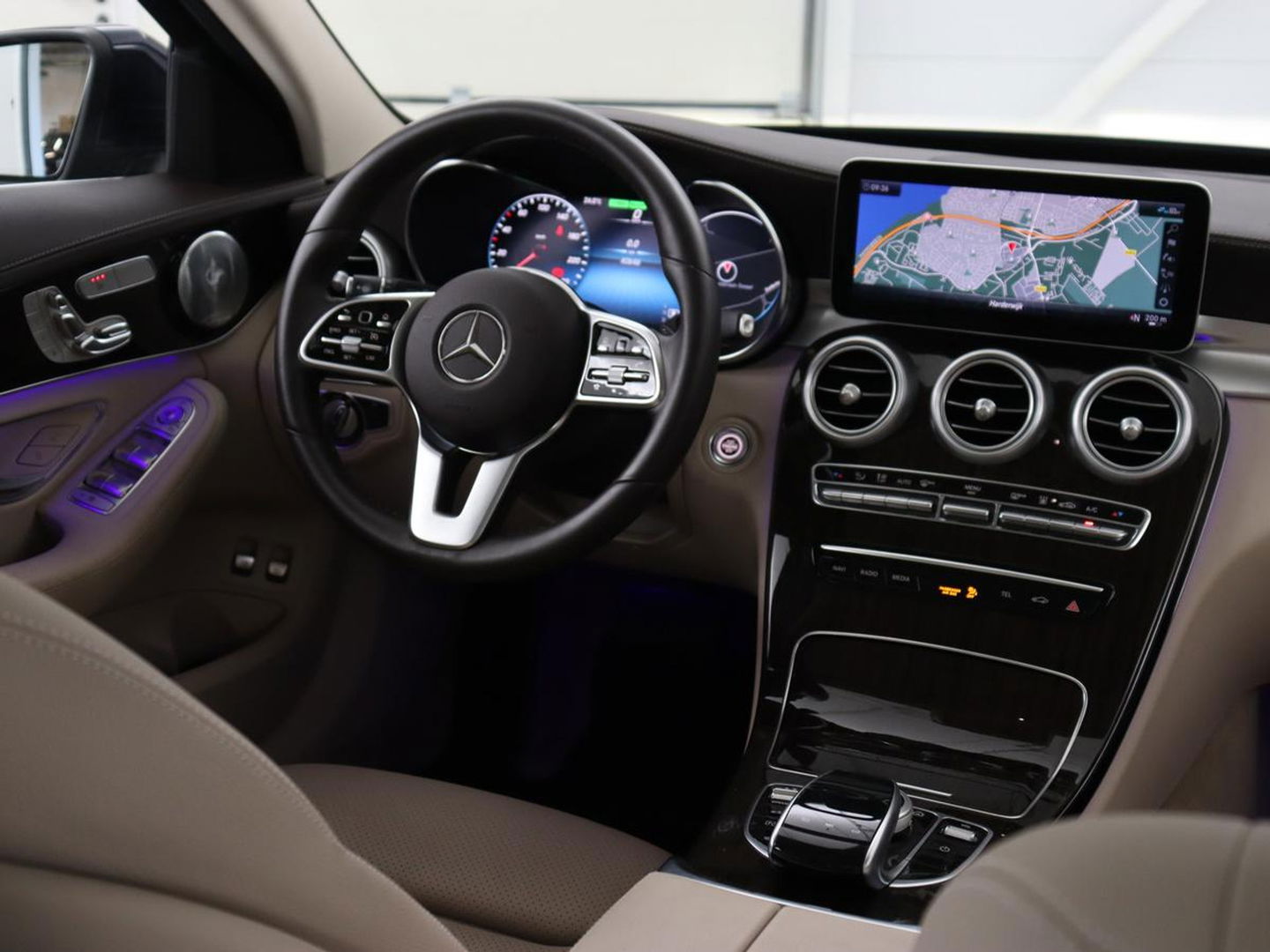 Mercedes-Benz C-Klasse 300e Avantgarde Luxury | Panoramadak | Luchtvering | Burmester | Stuurverwarming | 360 Camera | Leder | Stoelverwarming | Memory | Carplay | Sfeerverlichting | Matrix LED | PHEV | Plug In