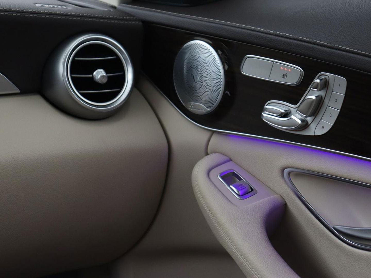 Mercedes-Benz C-Klasse 300e Avantgarde Luxury | Panoramadak | Luchtvering | Burmester | Stuurverwarming | 360 Camera | Leder | Stoelverwarming | Memory | Carplay | Sfeerverlichting | Matrix LED | PHEV | Plug In