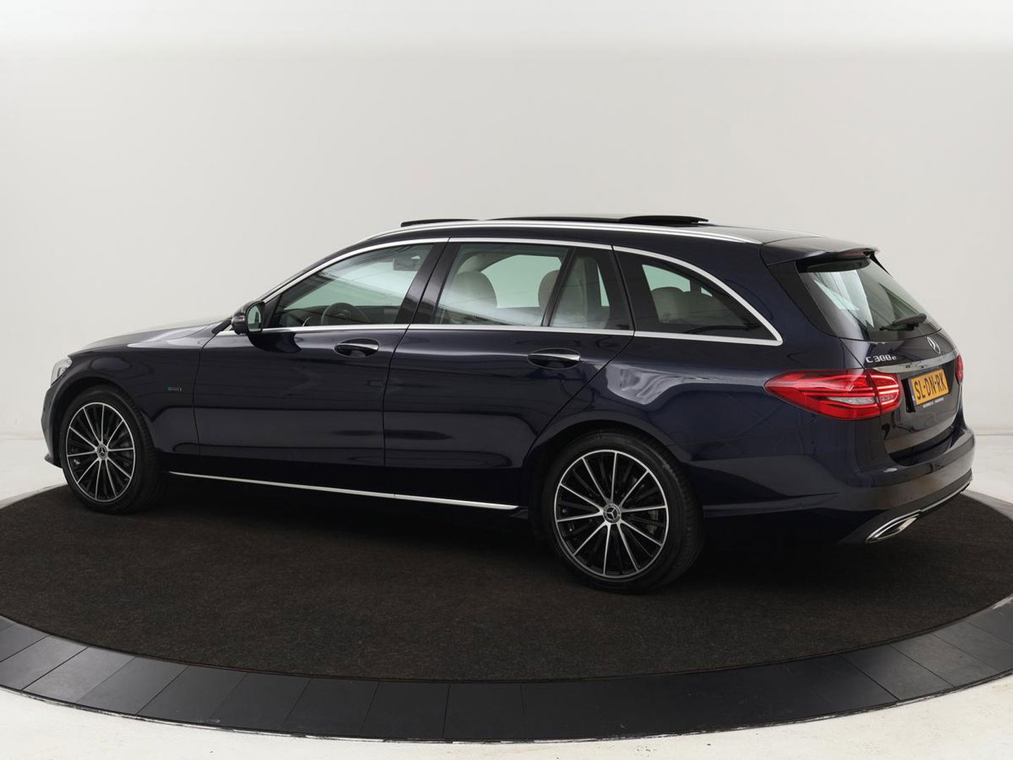 Mercedes-Benz C-Klasse 300e Avantgarde Luxury | Panoramadak | Luchtvering | Burmester | Stuurverwarming | 360 Camera | Leder | Stoelverwarming | Memory | Carplay | Sfeerverlichting | Matrix LED | PHEV | Plug In