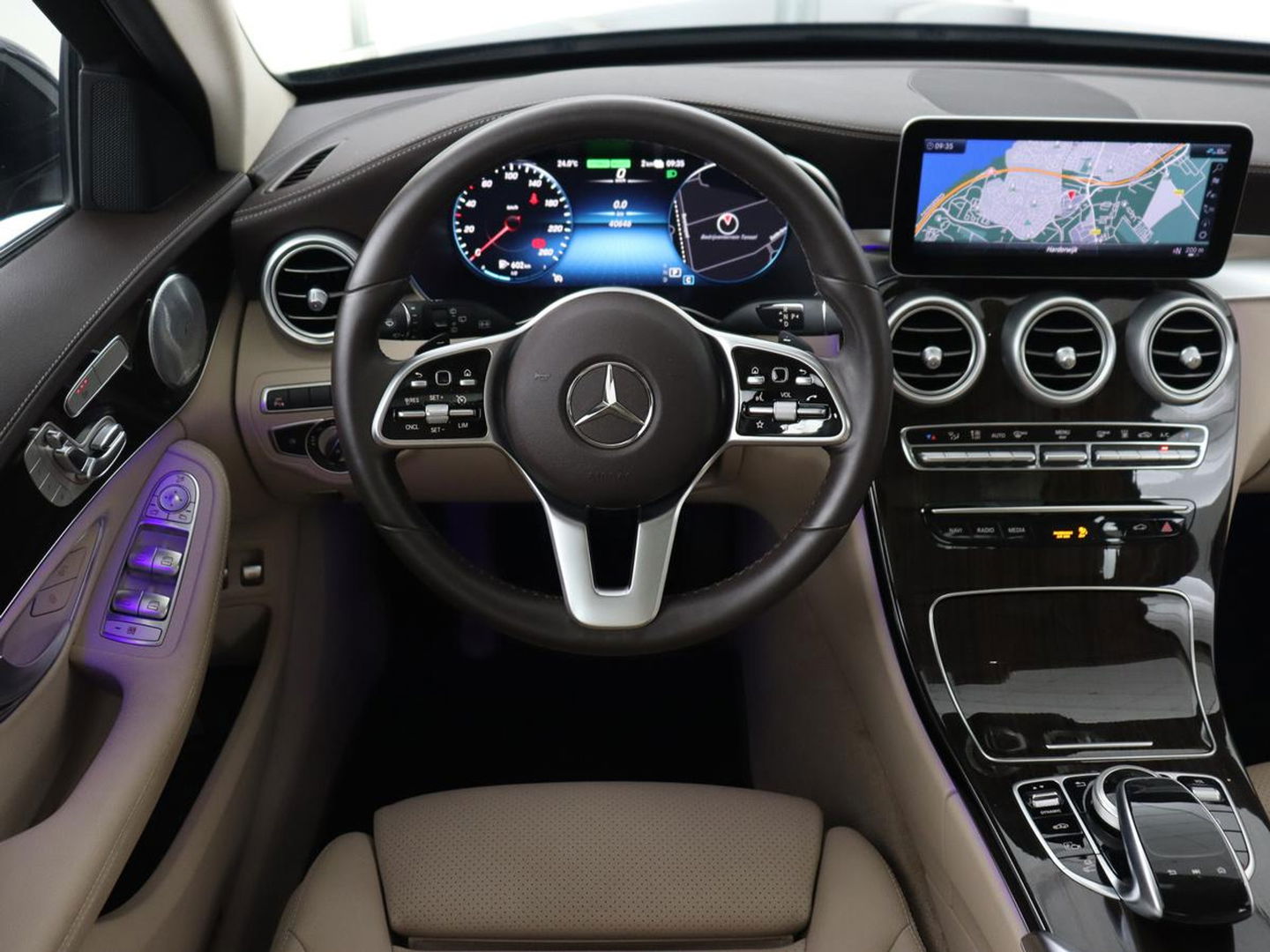 Mercedes-Benz C-Klasse 300e Avantgarde Luxury | Panoramadak | Luchtvering | Burmester | Stuurverwarming | 360 Camera | Leder | Stoelverwarming | Memory | Carplay | Sfeerverlichting | Matrix LED | PHEV | Plug In