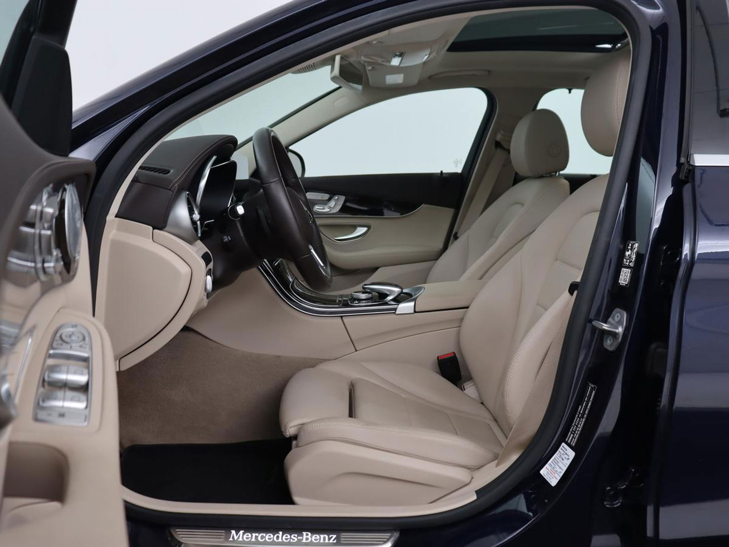 Mercedes-Benz C-Klasse 300e Avantgarde Luxury | Panoramadak | Luchtvering | Burmester | Stuurverwarming | 360 Camera | Leder | Stoelverwarming | Memory | Carplay | Sfeerverlichting | Matrix LED | PHEV | Plug In