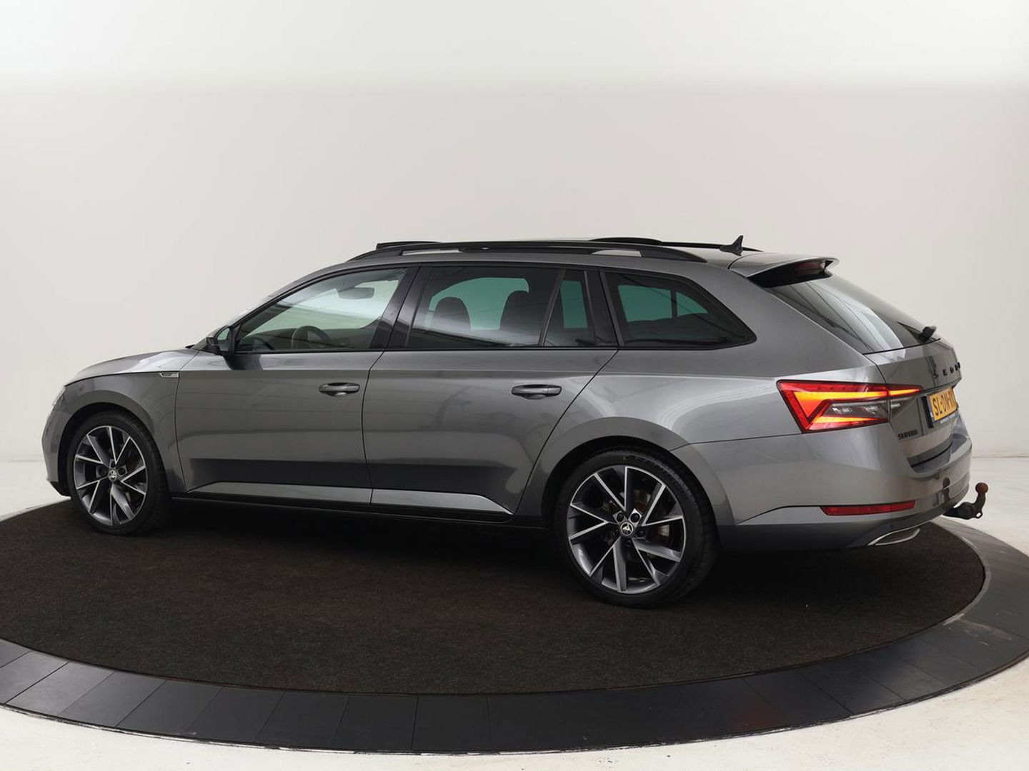 Škoda Superb 1.4 TSI iV Sportline | Panoramadak | Stoelverwarming | Adaptive cruise | Alcantara | Sfeerverlichting | Camera | Virtual Cockpit | Matrix LED | PHEV | Plug In