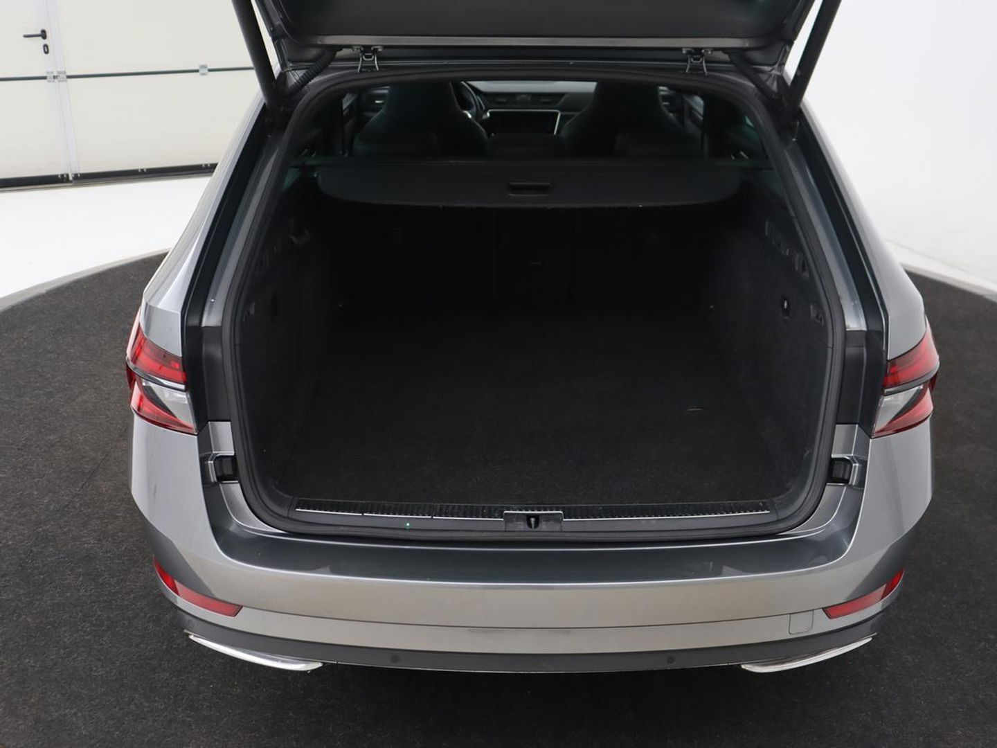 Škoda Superb 1.4 TSI iV Sportline | Panoramadak | Stoelverwarming | Adaptive cruise | Alcantara | Sfeerverlichting | Camera | Virtual Cockpit | Matrix LED | PHEV | Plug In