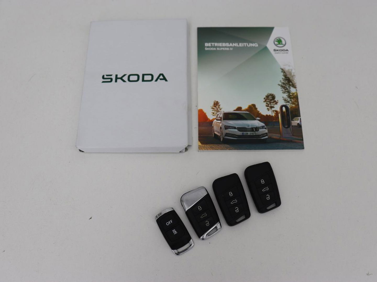 Škoda Superb 1.4 TSI iV Sportline | Panoramadak | Stoelverwarming | Adaptive cruise | Alcantara | Sfeerverlichting | Camera | Virtual Cockpit | Matrix LED | PHEV | Plug In