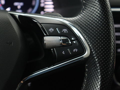 Škoda Superb 1.4 TSI iV Sportline | Panoramadak | Stoelverwarming | Adaptive cruise | Alcantara | Sfeerverlichting | Camera | Virtual Cockpit | Matrix LED | PHEV | Plug In