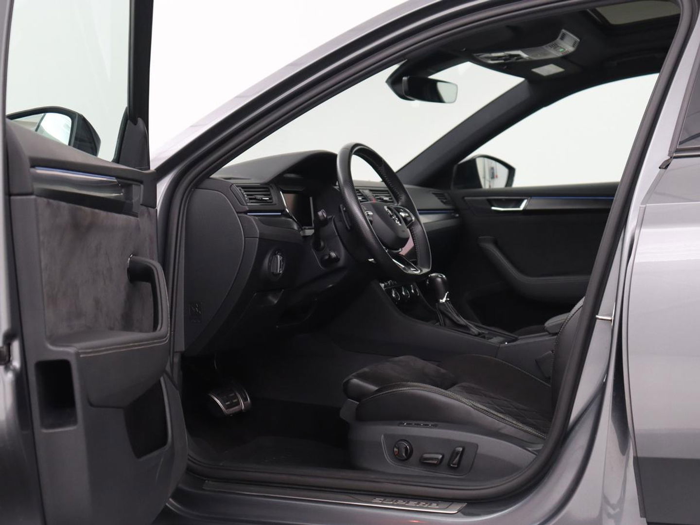Škoda Superb 1.4 TSI iV Sportline | Panoramadak | Stoelverwarming | Adaptive cruise | Alcantara | Sfeerverlichting | Camera | Virtual Cockpit | Matrix LED | PHEV | Plug In