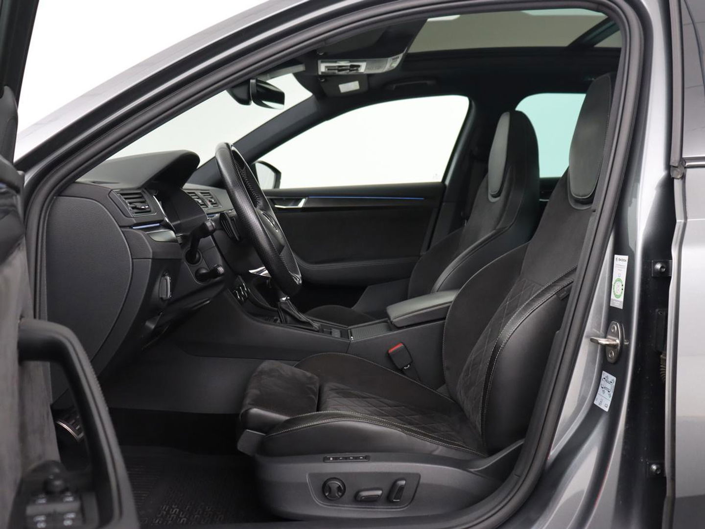 Škoda Superb 1.4 TSI iV Sportline | Panoramadak | Stoelverwarming | Adaptive cruise | Alcantara | Sfeerverlichting | Camera | Virtual Cockpit | Matrix LED | PHEV | Plug In