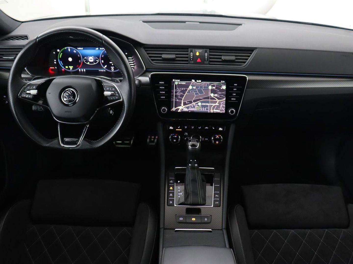 Škoda Superb 1.4 TSI iV Sportline | Panoramadak | Stoelverwarming | Adaptive cruise | Alcantara | Sfeerverlichting | Camera | Virtual Cockpit | Matrix LED | PHEV | Plug In