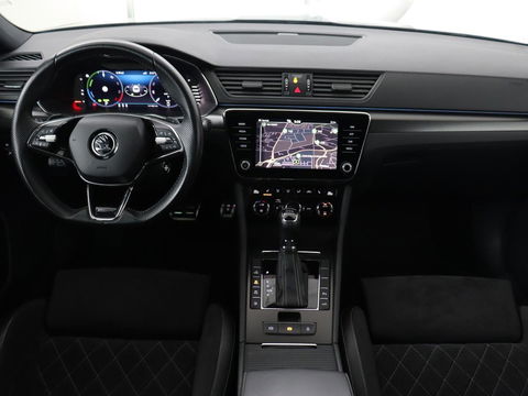 Škoda Superb 1.4 TSI iV Sportline | Panoramadak | Stoelverwarming | Adaptive cruise | Alcantara | Sfeerverlichting | Camera | Virtual Cockpit | Matrix LED | PHEV | Plug In