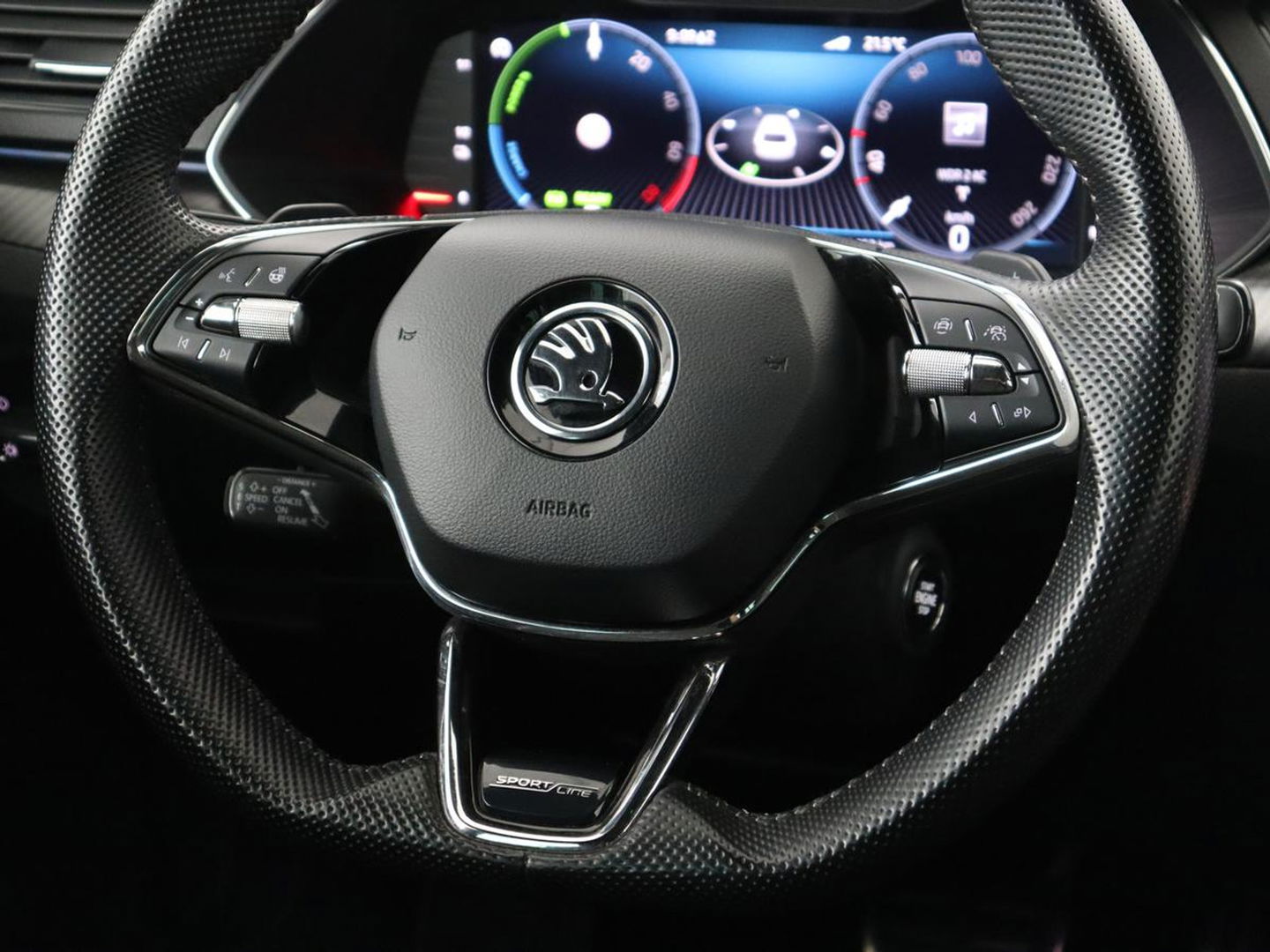 Škoda Superb 1.4 TSI iV Sportline | Panoramadak | Stoelverwarming | Adaptive cruise | Alcantara | Sfeerverlichting | Camera | Virtual Cockpit | Matrix LED | PHEV | Plug In