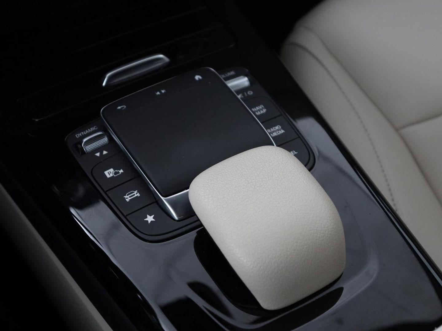 Mercedes-Benz CLA-Klasse Shooting Brake 180 Luxury Line | Leder | Adaptive cruise | Stoelverwarming | Camera | Matrix LED | Carplay | Sfeerverlichting | Widescreen | Keyless