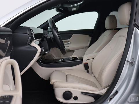 Mercedes-Benz CLA-Klasse Shooting Brake 180 Luxury Line | Leder | Adaptive cruise | Stoelverwarming | Camera | Matrix LED | Carplay | Sfeerverlichting | Widescreen | Keyless