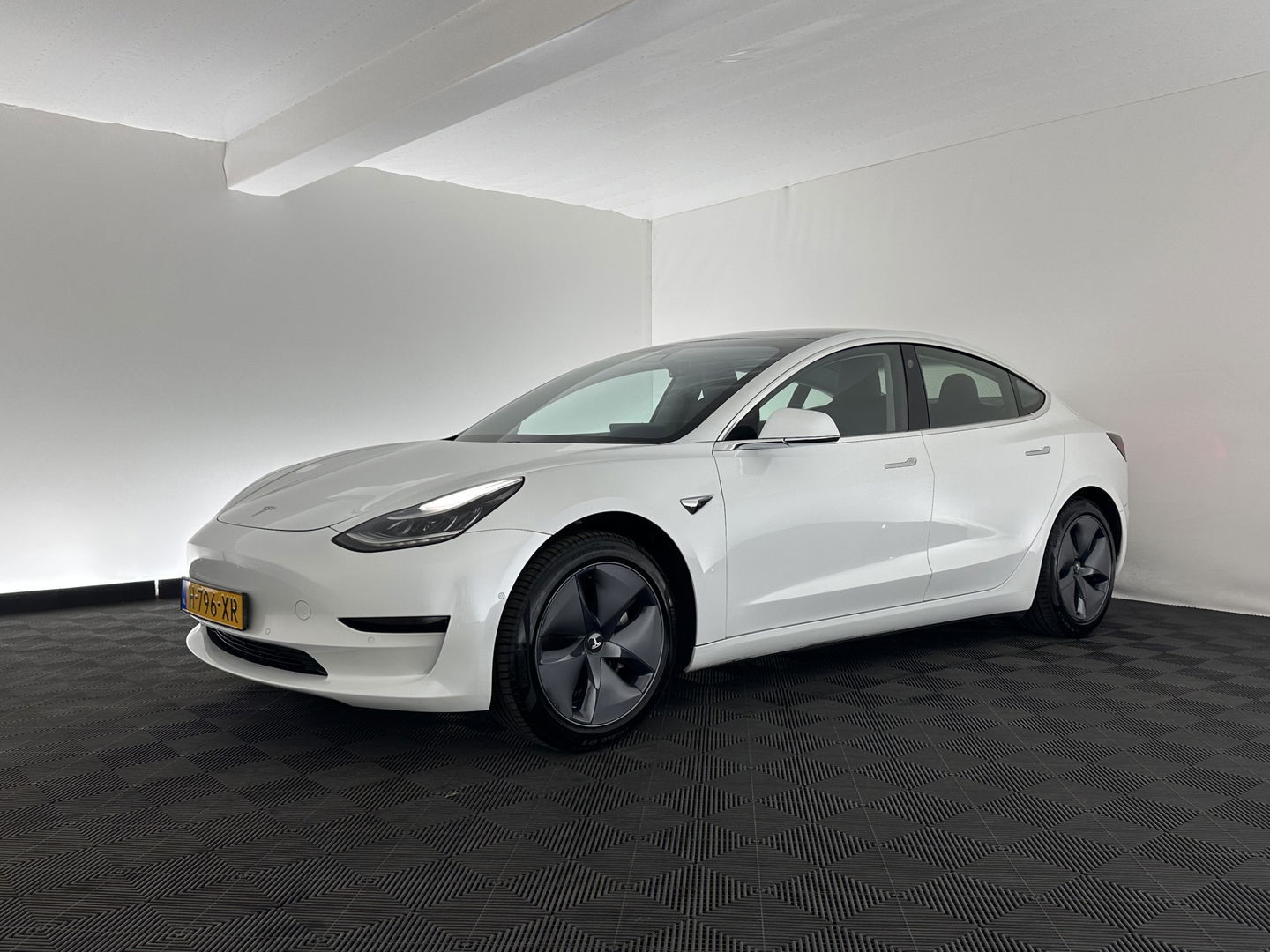 Tesla Model 3 Standard RWD Plus 60 kWh [ 3-Fase ] (INCL-BTW) Aut. *PANO | AUTO-PILOT | LUXURY-LEATHER | KEYLESS | FULL-LED | MEMORY-PACK | SURROUND-VIEW | DAB | CARPLAY | DIGI-COCKPIT | LANE-ASSIST | COMFORT-SEATS | 18"ALU*