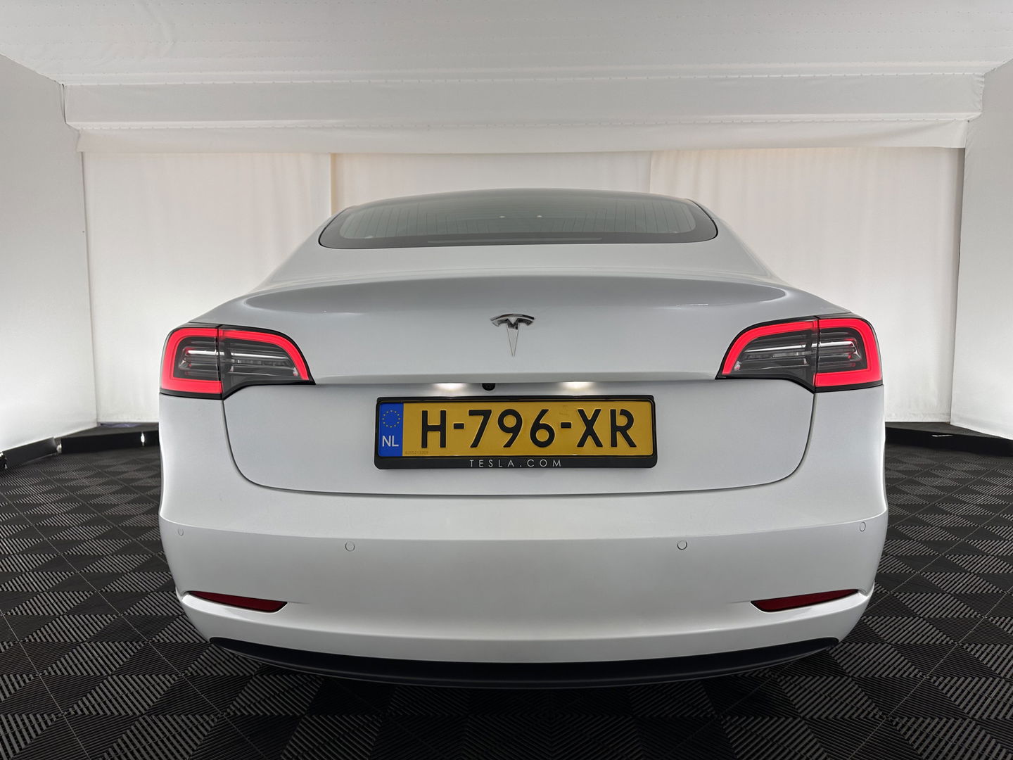 Tesla Model 3 Standard RWD Plus 60 kWh [ 3-Fase ] (INCL-BTW) Aut. *PANO | AUTO-PILOT | LUXURY-LEATHER | KEYLESS | FULL-LED | MEMORY-PACK | SURROUND-VIEW | DAB | CARPLAY | DIGI-COCKPIT | LANE-ASSIST | COMFORT-SEATS | 18"ALU*