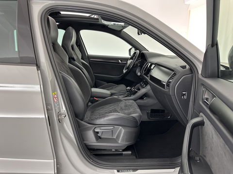 Škoda Kodiaq 1.5 TSI Sportline Business Aut. *PANO | LEATHER-ALCANTARA | FULL-LED | MEMORY-PACK | CANTON-SOUND | CAMERA | KEYLESS | DIGI-COCKPIT | SPORTSEATS | DAB+ | AMBIENT-LIGHT | CARBON | TOWBAR | 20''ALU*