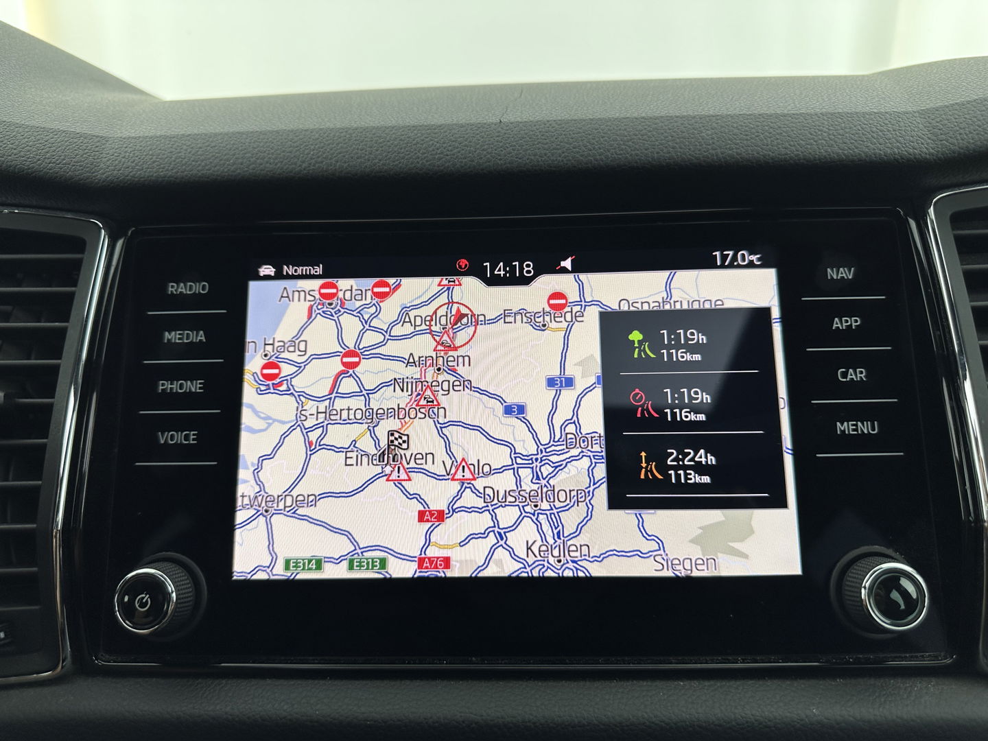 Škoda Kodiaq 1.5 TSI Sportline Business Aut. *PANO | LEATHER-ALCANTARA | FULL-LED | MEMORY-PACK | CANTON-SOUND | CAMERA | KEYLESS | DIGI-COCKPIT | SPORTSEATS | DAB+ | AMBIENT-LIGHT | CARBON | TOWBAR | 20''ALU*