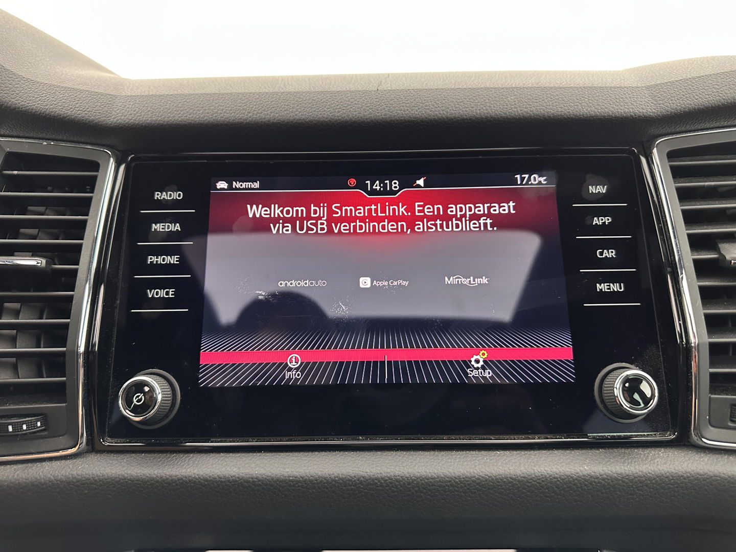 Škoda Kodiaq 1.5 TSI Sportline Business Aut. *PANO | LEATHER-ALCANTARA | FULL-LED | MEMORY-PACK | CANTON-SOUND | CAMERA | KEYLESS | DIGI-COCKPIT | SPORTSEATS | DAB+ | AMBIENT-LIGHT | CARBON | TOWBAR | 20''ALU*