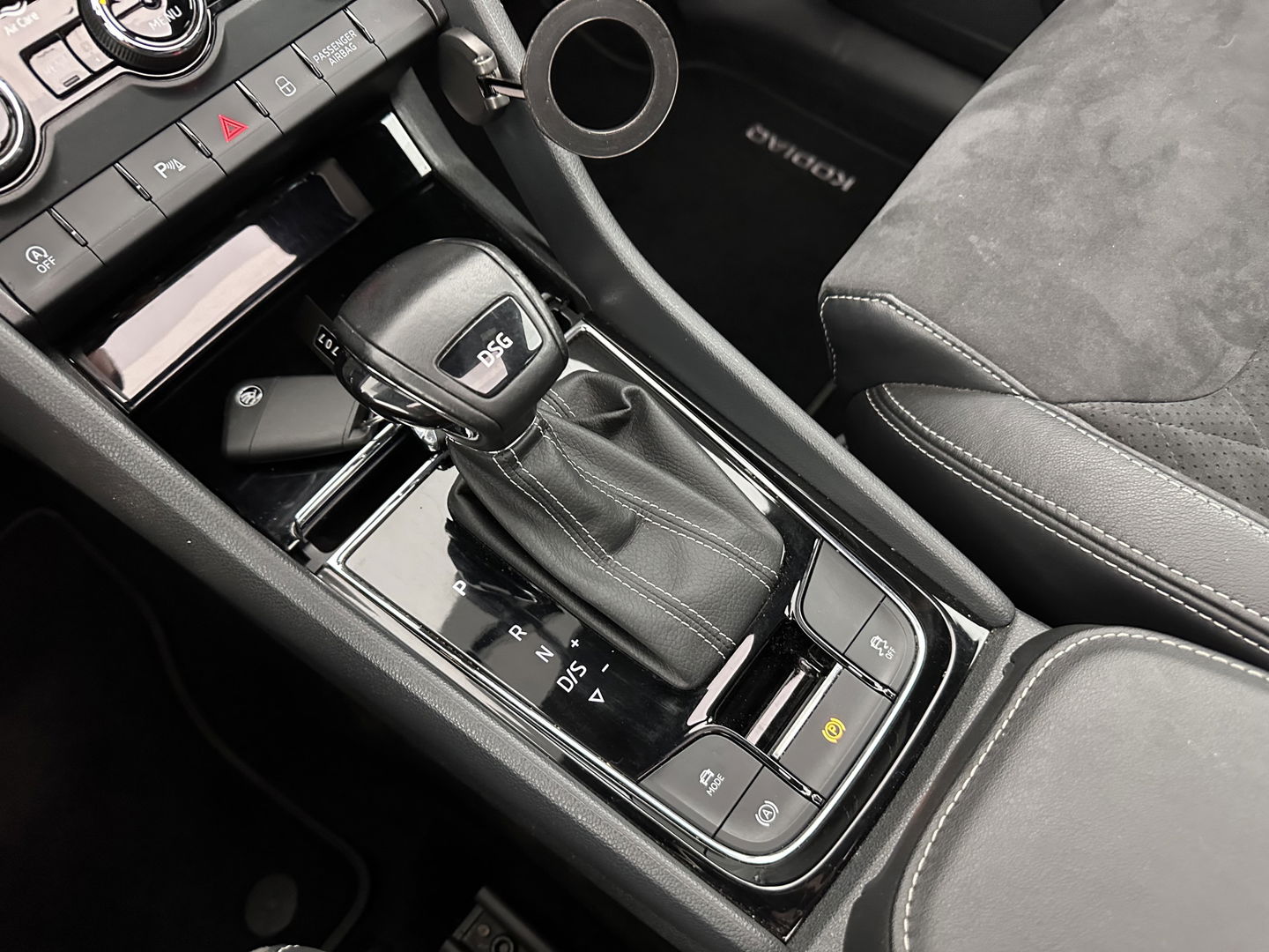 Škoda Kodiaq 1.5 TSI Sportline Business Aut. *PANO | LEATHER-ALCANTARA | FULL-LED | MEMORY-PACK | CANTON-SOUND | CAMERA | KEYLESS | DIGI-COCKPIT | SPORTSEATS | DAB+ | AMBIENT-LIGHT | CARBON | TOWBAR | 20''ALU*