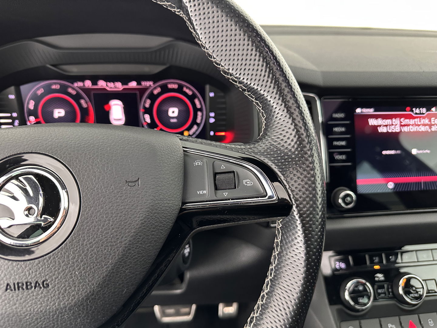 Škoda Kodiaq 1.5 TSI Sportline Business Aut. *PANO | LEATHER-ALCANTARA | FULL-LED | MEMORY-PACK | CANTON-SOUND | CAMERA | KEYLESS | DIGI-COCKPIT | SPORTSEATS | DAB+ | AMBIENT-LIGHT | CARBON | TOWBAR | 20''ALU*