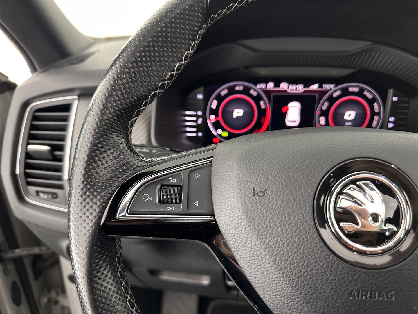 Škoda Kodiaq 1.5 TSI Sportline Business Aut. *PANO | LEATHER-ALCANTARA | FULL-LED | MEMORY-PACK | CANTON-SOUND | CAMERA | KEYLESS | DIGI-COCKPIT | SPORTSEATS | DAB+ | AMBIENT-LIGHT | CARBON | TOWBAR | 20''ALU*