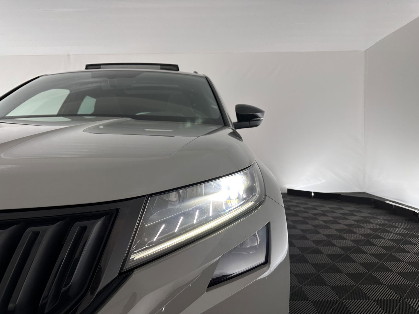 Škoda Kodiaq 1.5 TSI Sportline Business Aut. *PANO | LEATHER-ALCANTARA | FULL-LED | MEMORY-PACK | CANTON-SOUND | CAMERA | KEYLESS | DIGI-COCKPIT | SPORTSEATS | DAB+ | AMBIENT-LIGHT | CARBON | TOWBAR | 20''ALU*