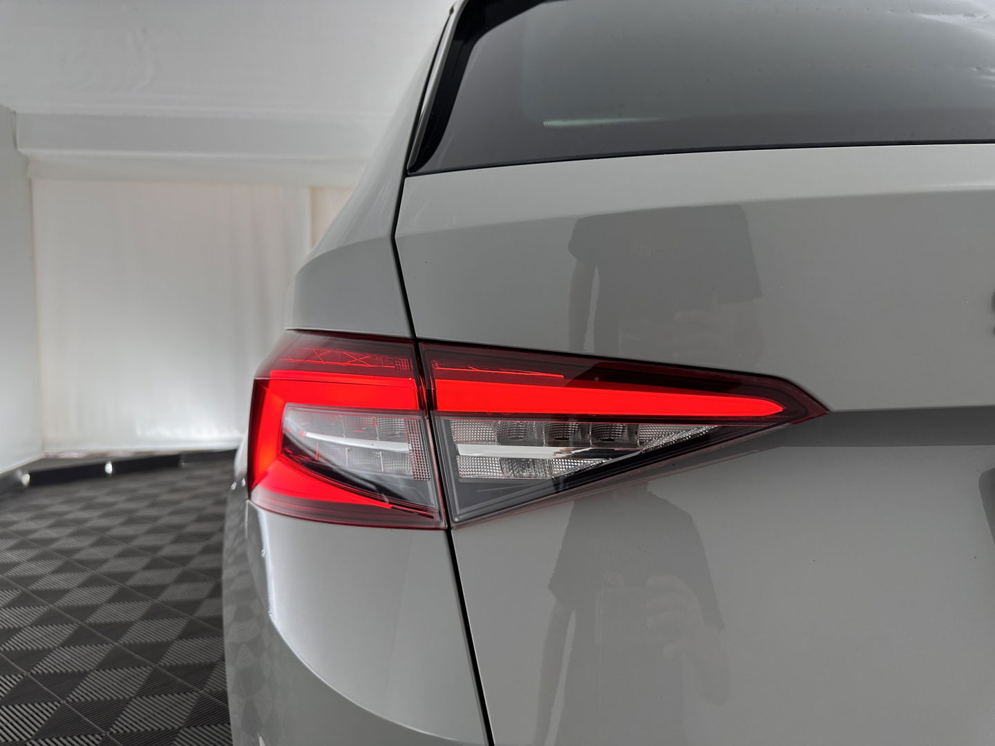 Škoda Kodiaq 1.5 TSI Sportline Business Aut. *PANO | LEATHER-ALCANTARA | FULL-LED | MEMORY-PACK | CANTON-SOUND | CAMERA | KEYLESS | DIGI-COCKPIT | SPORTSEATS | DAB+ | AMBIENT-LIGHT | CARBON | TOWBAR | 20''ALU*