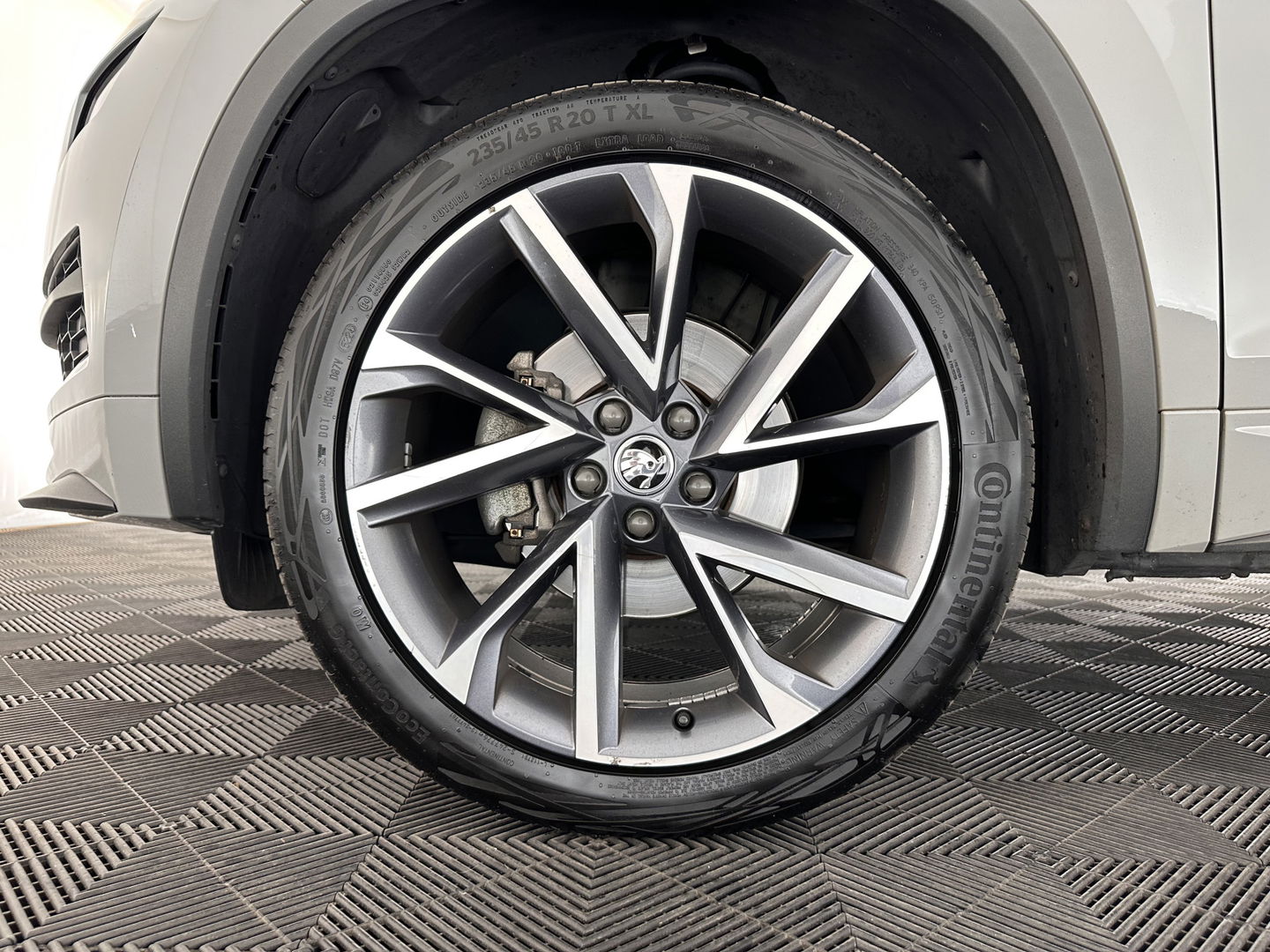 Škoda Kodiaq 1.5 TSI Sportline Business Aut. *PANO | LEATHER-ALCANTARA | FULL-LED | MEMORY-PACK | CANTON-SOUND | CAMERA | KEYLESS | DIGI-COCKPIT | SPORTSEATS | DAB+ | AMBIENT-LIGHT | CARBON | TOWBAR | 20''ALU*