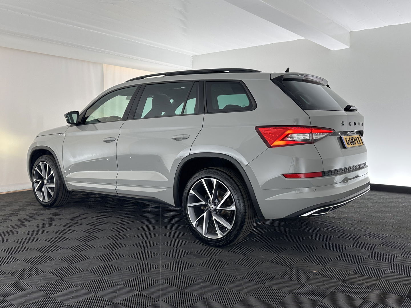 Škoda Kodiaq 1.5 TSI Sportline Business Aut. *PANO | LEATHER-ALCANTARA | FULL-LED | MEMORY-PACK | CANTON-SOUND | CAMERA | KEYLESS | DIGI-COCKPIT | SPORTSEATS | DAB+ | AMBIENT-LIGHT | CARBON | TOWBAR | 20''ALU*