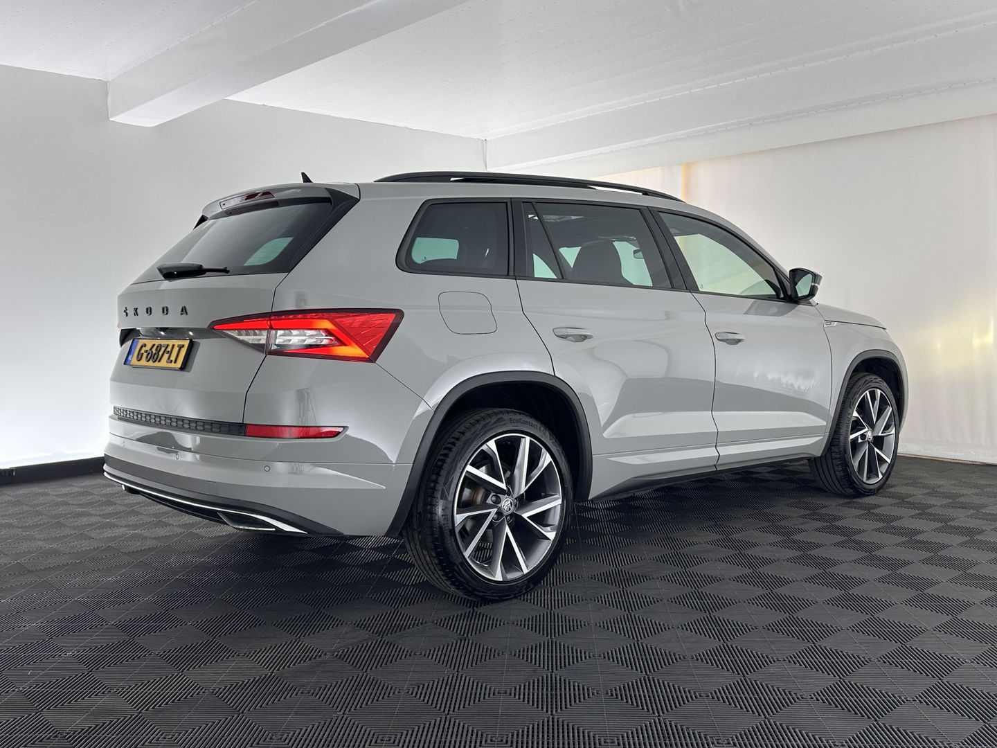 Škoda Kodiaq 1.5 TSI Sportline Business Aut. *PANO | LEATHER-ALCANTARA | FULL-LED | MEMORY-PACK | CANTON-SOUND | CAMERA | KEYLESS | DIGI-COCKPIT | SPORTSEATS | DAB+ | AMBIENT-LIGHT | CARBON | TOWBAR | 20''ALU*