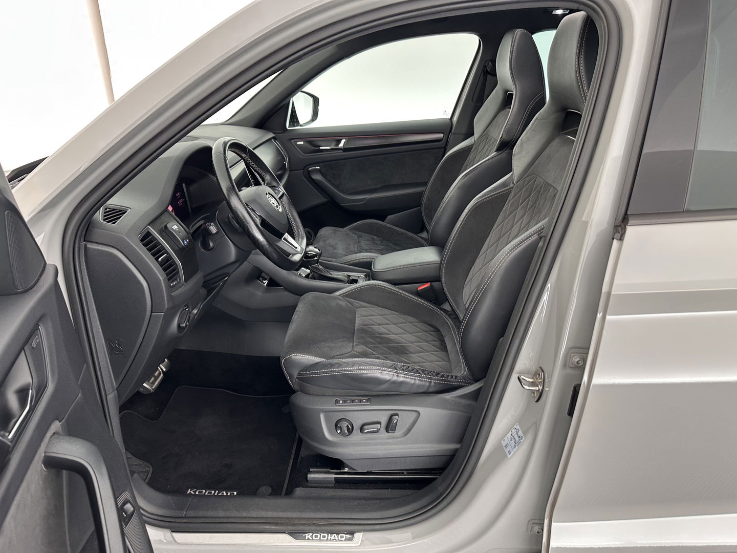 Škoda Kodiaq 1.5 TSI Sportline Business Aut. *PANO | LEATHER-ALCANTARA | FULL-LED | MEMORY-PACK | CANTON-SOUND | CAMERA | KEYLESS | DIGI-COCKPIT | SPORTSEATS | DAB+ | AMBIENT-LIGHT | CARBON | TOWBAR | 20''ALU*