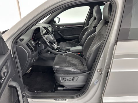 Škoda Kodiaq 1.5 TSI Sportline Business Aut. *PANO | LEATHER-ALCANTARA | FULL-LED | MEMORY-PACK | CANTON-SOUND | CAMERA | KEYLESS | DIGI-COCKPIT | SPORTSEATS | DAB+ | AMBIENT-LIGHT | CARBON | TOWBAR | 20''ALU*
