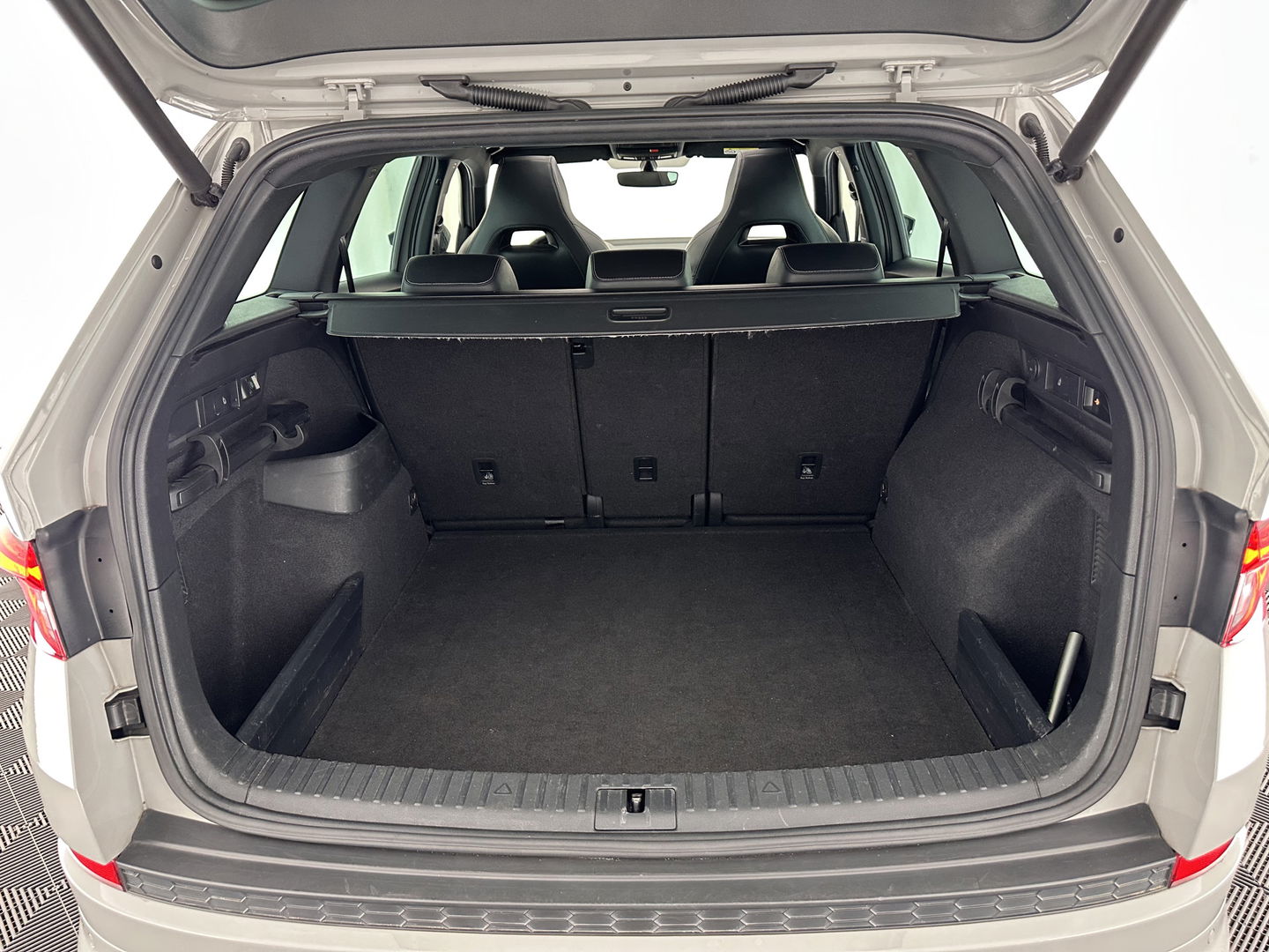Škoda Kodiaq 1.5 TSI Sportline Business Aut. *PANO | LEATHER-ALCANTARA | FULL-LED | MEMORY-PACK | CANTON-SOUND | CAMERA | KEYLESS | DIGI-COCKPIT | SPORTSEATS | DAB+ | AMBIENT-LIGHT | CARBON | TOWBAR | 20''ALU*