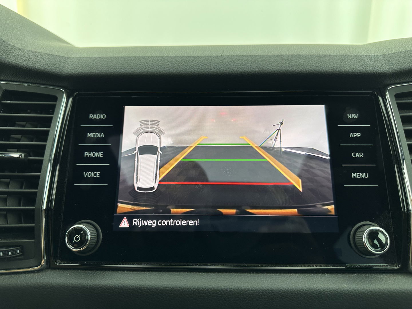 Škoda Kodiaq 1.5 TSI Sportline Business Aut. *PANO | LEATHER-ALCANTARA | FULL-LED | MEMORY-PACK | CANTON-SOUND | CAMERA | KEYLESS | DIGI-COCKPIT | SPORTSEATS | DAB+ | AMBIENT-LIGHT | CARBON | TOWBAR | 20''ALU*