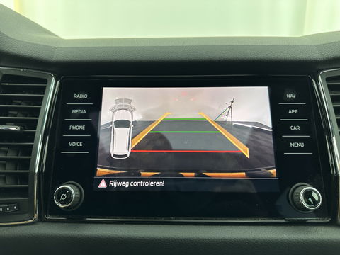 Škoda Kodiaq 1.5 TSI Sportline Business Aut. *PANO | LEATHER-ALCANTARA | FULL-LED | MEMORY-PACK | CANTON-SOUND | CAMERA | KEYLESS | DIGI-COCKPIT | SPORTSEATS | DAB+ | AMBIENT-LIGHT | CARBON | TOWBAR | 20''ALU*