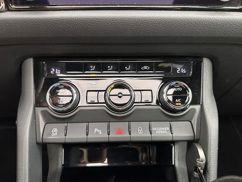 Škoda Kodiaq 1.5 TSI Sportline Business Aut. *PANO | LEATHER-ALCANTARA | FULL-LED | MEMORY-PACK | CANTON-SOUND | CAMERA | KEYLESS | DIGI-COCKPIT | SPORTSEATS | DAB+ | AMBIENT-LIGHT | CARBON | TOWBAR | 20''ALU*