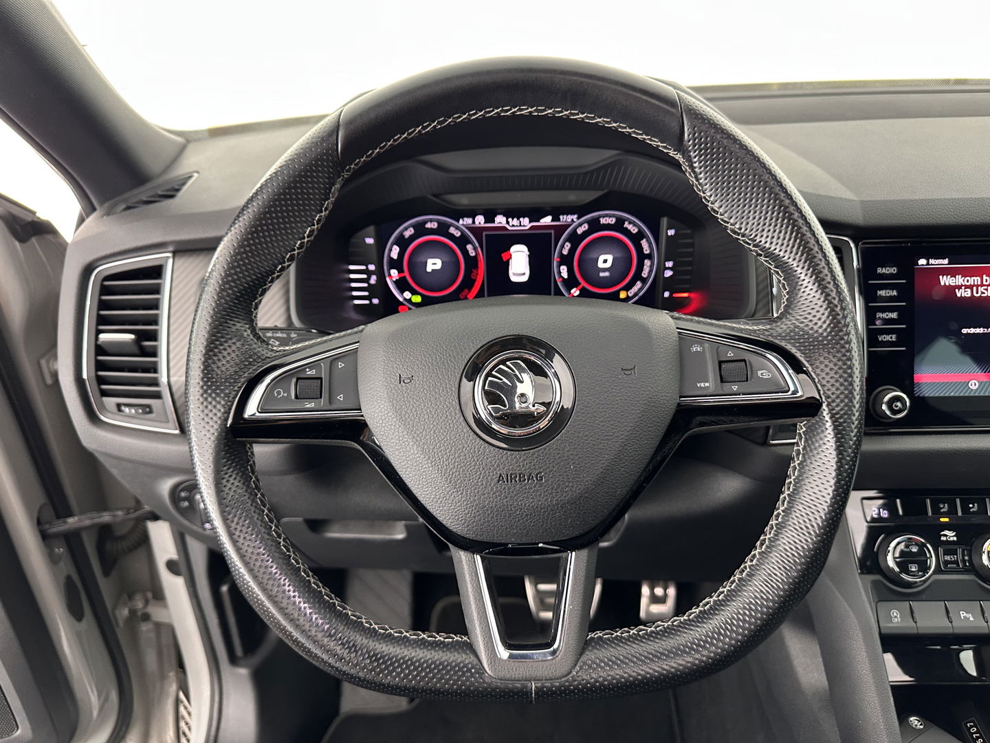 Škoda Kodiaq 1.5 TSI Sportline Business Aut. *PANO | LEATHER-ALCANTARA | FULL-LED | MEMORY-PACK | CANTON-SOUND | CAMERA | KEYLESS | DIGI-COCKPIT | SPORTSEATS | DAB+ | AMBIENT-LIGHT | CARBON | TOWBAR | 20''ALU*