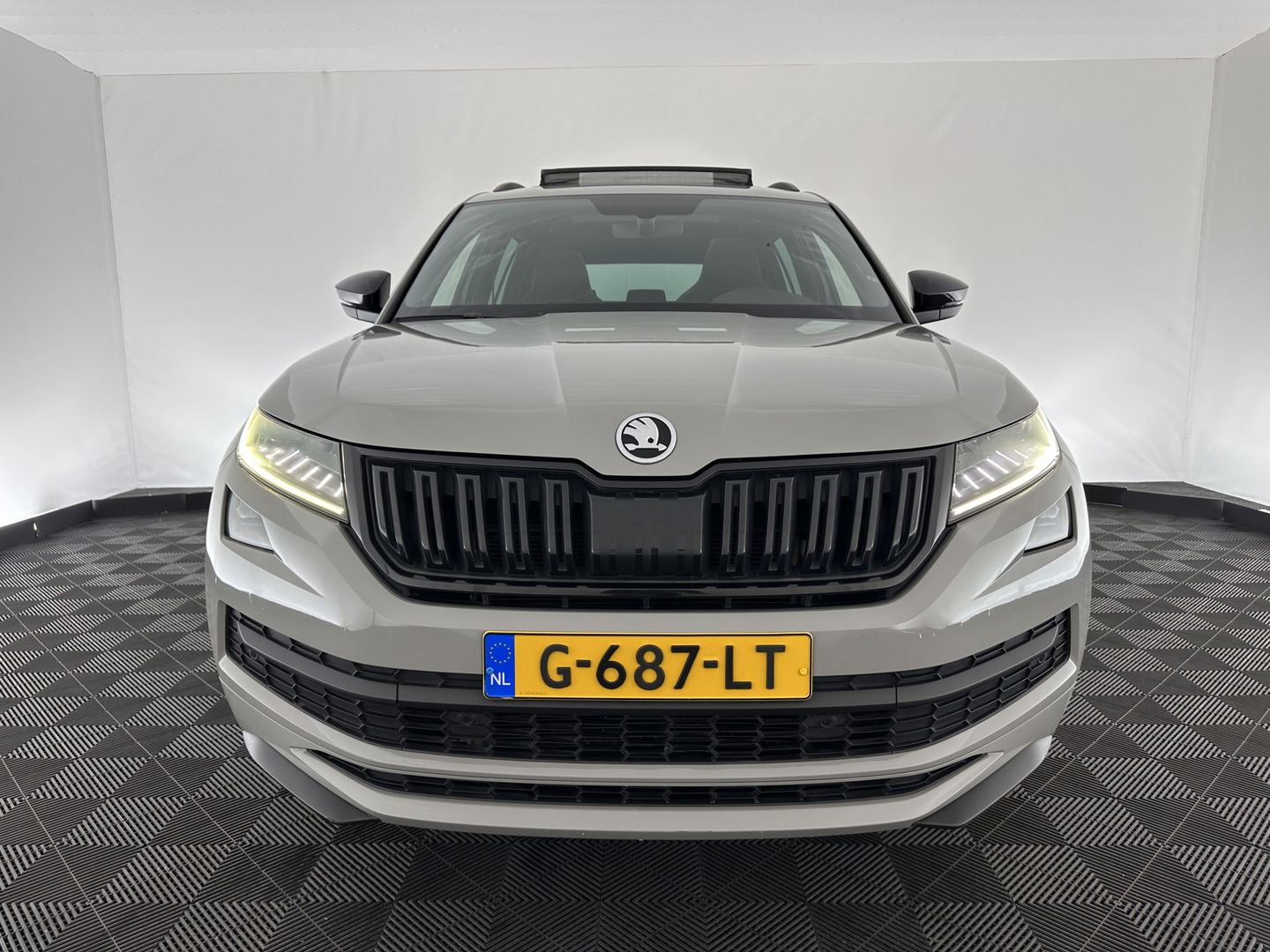 Škoda Kodiaq 1.5 TSI Sportline Business Aut. *PANO | LEATHER-ALCANTARA | FULL-LED | MEMORY-PACK | CANTON-SOUND | CAMERA | KEYLESS | DIGI-COCKPIT | SPORTSEATS | DAB+ | AMBIENT-LIGHT | CARBON | TOWBAR | 20''ALU*