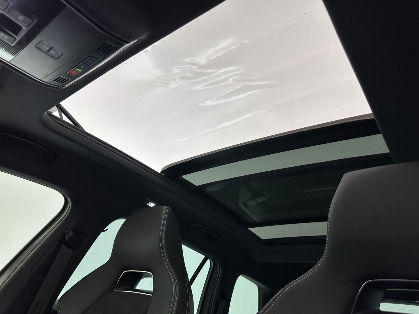 Škoda Kodiaq 1.5 TSI Sportline Business Aut. *PANO | LEATHER-ALCANTARA | FULL-LED | MEMORY-PACK | CANTON-SOUND | CAMERA | KEYLESS | DIGI-COCKPIT | SPORTSEATS | DAB+ | AMBIENT-LIGHT | CARBON | TOWBAR | 20''ALU*