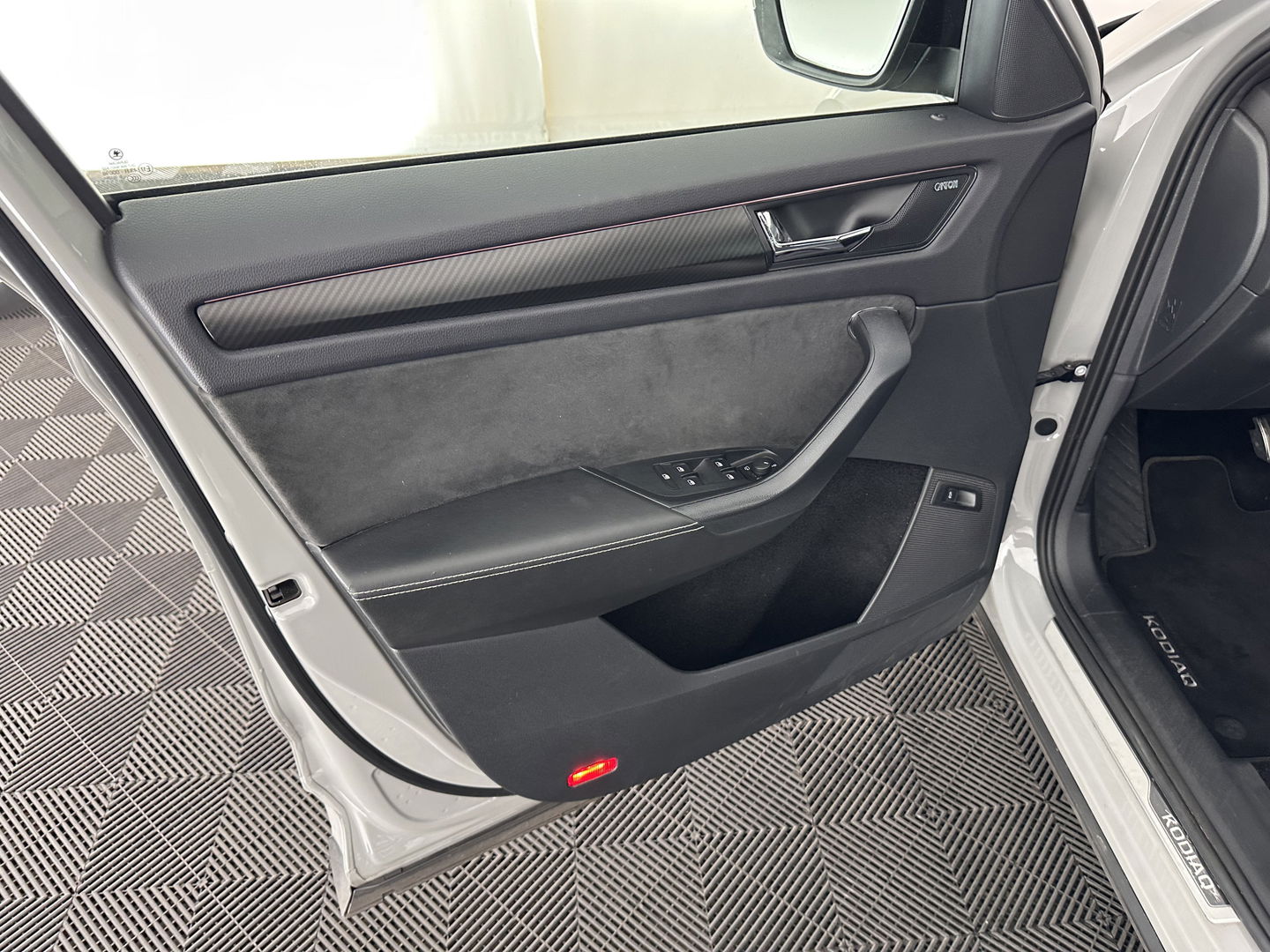 Škoda Kodiaq 1.5 TSI Sportline Business Aut. *PANO | LEATHER-ALCANTARA | FULL-LED | MEMORY-PACK | CANTON-SOUND | CAMERA | KEYLESS | DIGI-COCKPIT | SPORTSEATS | DAB+ | AMBIENT-LIGHT | CARBON | TOWBAR | 20''ALU*