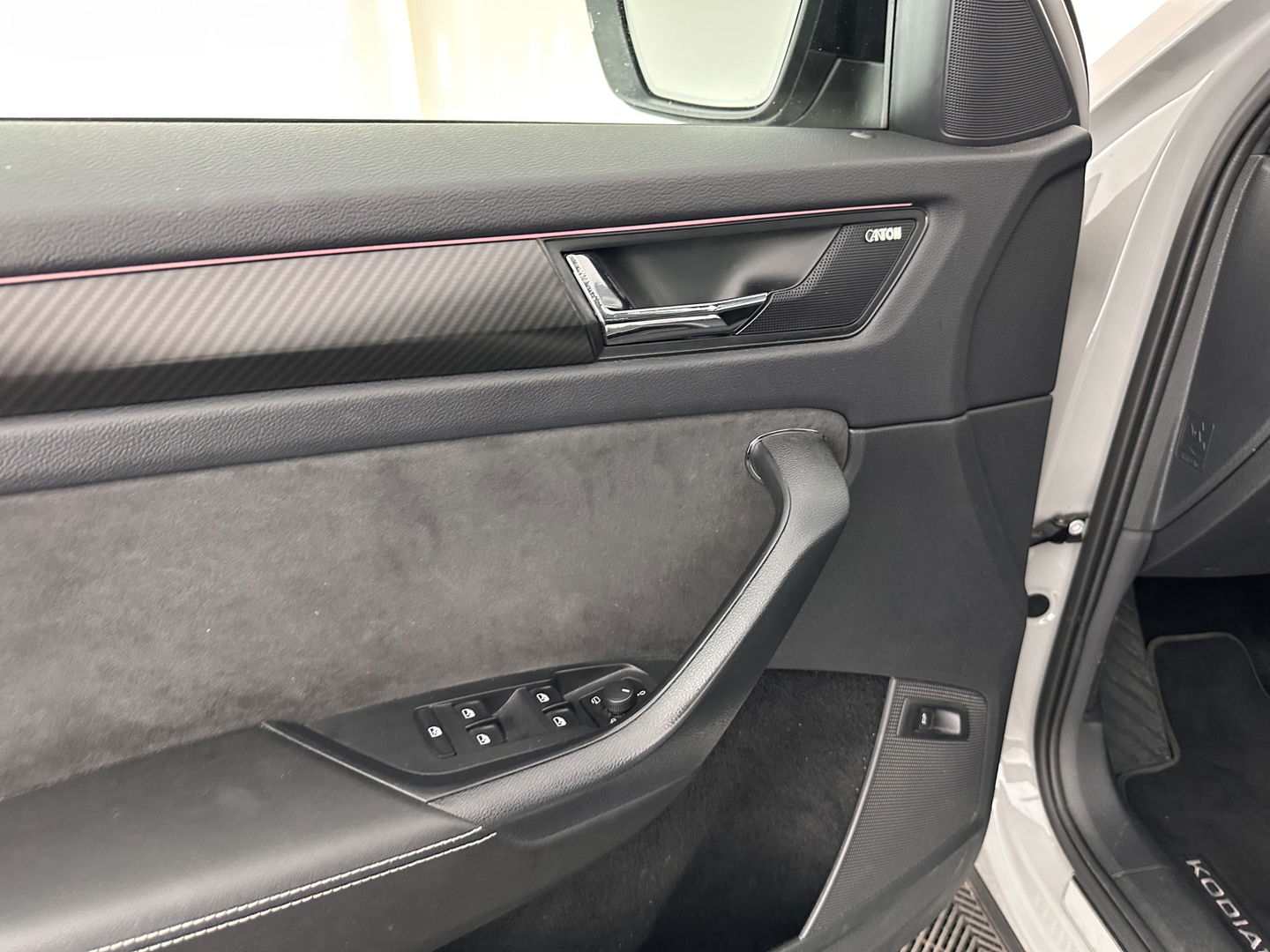 Škoda Kodiaq 1.5 TSI Sportline Business Aut. *PANO | LEATHER-ALCANTARA | FULL-LED | MEMORY-PACK | CANTON-SOUND | CAMERA | KEYLESS | DIGI-COCKPIT | SPORTSEATS | DAB+ | AMBIENT-LIGHT | CARBON | TOWBAR | 20''ALU*