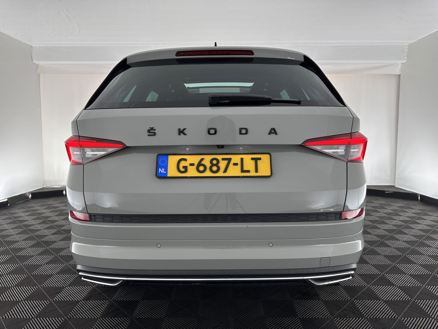 Škoda Kodiaq 1.5 TSI Sportline Business Aut. *PANO | LEATHER-ALCANTARA | FULL-LED | MEMORY-PACK | CANTON-SOUND | CAMERA | KEYLESS | DIGI-COCKPIT | SPORTSEATS | DAB+ | AMBIENT-LIGHT | CARBON | TOWBAR | 20''ALU*