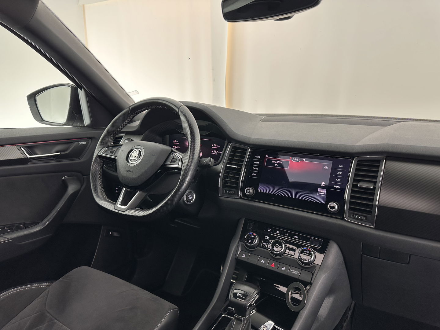 Škoda Kodiaq 1.5 TSI Sportline Business Aut. *PANO | LEATHER-ALCANTARA | FULL-LED | MEMORY-PACK | CANTON-SOUND | CAMERA | KEYLESS | DIGI-COCKPIT | SPORTSEATS | DAB+ | AMBIENT-LIGHT | CARBON | TOWBAR | 20''ALU*