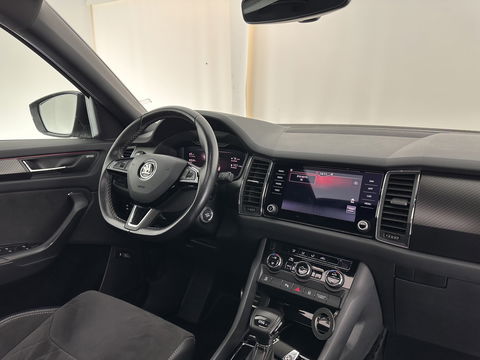 Škoda Kodiaq 1.5 TSI Sportline Business Aut. *PANO | LEATHER-ALCANTARA | FULL-LED | MEMORY-PACK | CANTON-SOUND | CAMERA | KEYLESS | DIGI-COCKPIT | SPORTSEATS | DAB+ | AMBIENT-LIGHT | CARBON | TOWBAR | 20''ALU*